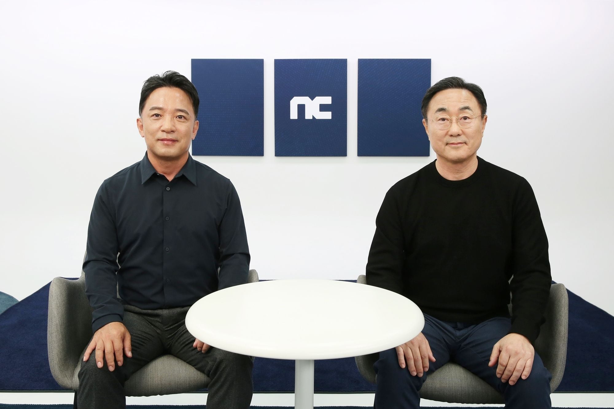 엔씨소프트 김택진(좌)·박병무 공동대표의 모습./엔씨소프트 제공