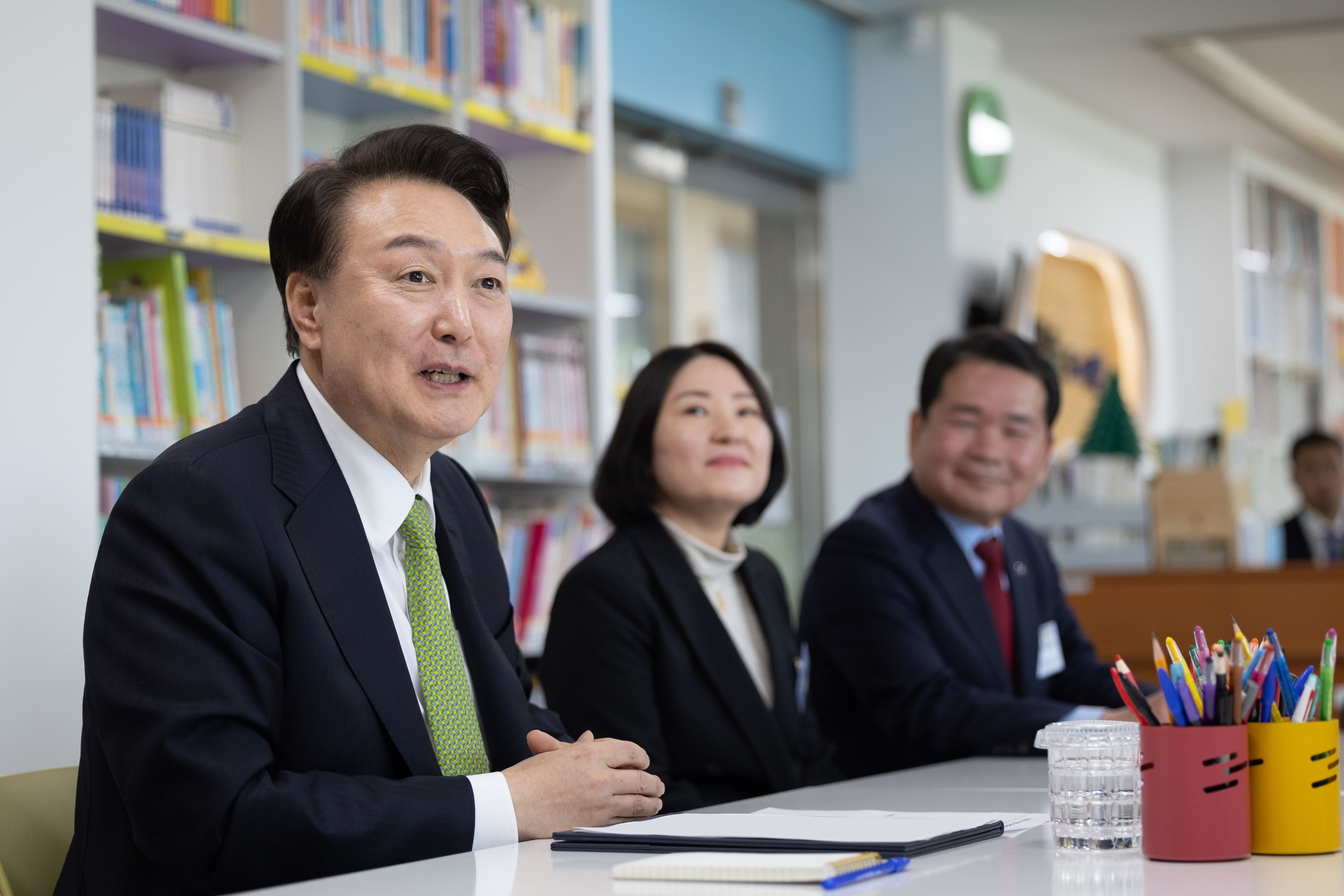 윤석열 대통령이 지난 21일 강원도 원주시 명륜초등학교에서 늘봄 전담사·참여 학부모, 교사 등과 늘봄학교 운영 현장 간담회를 하고 있다. /연합뉴스