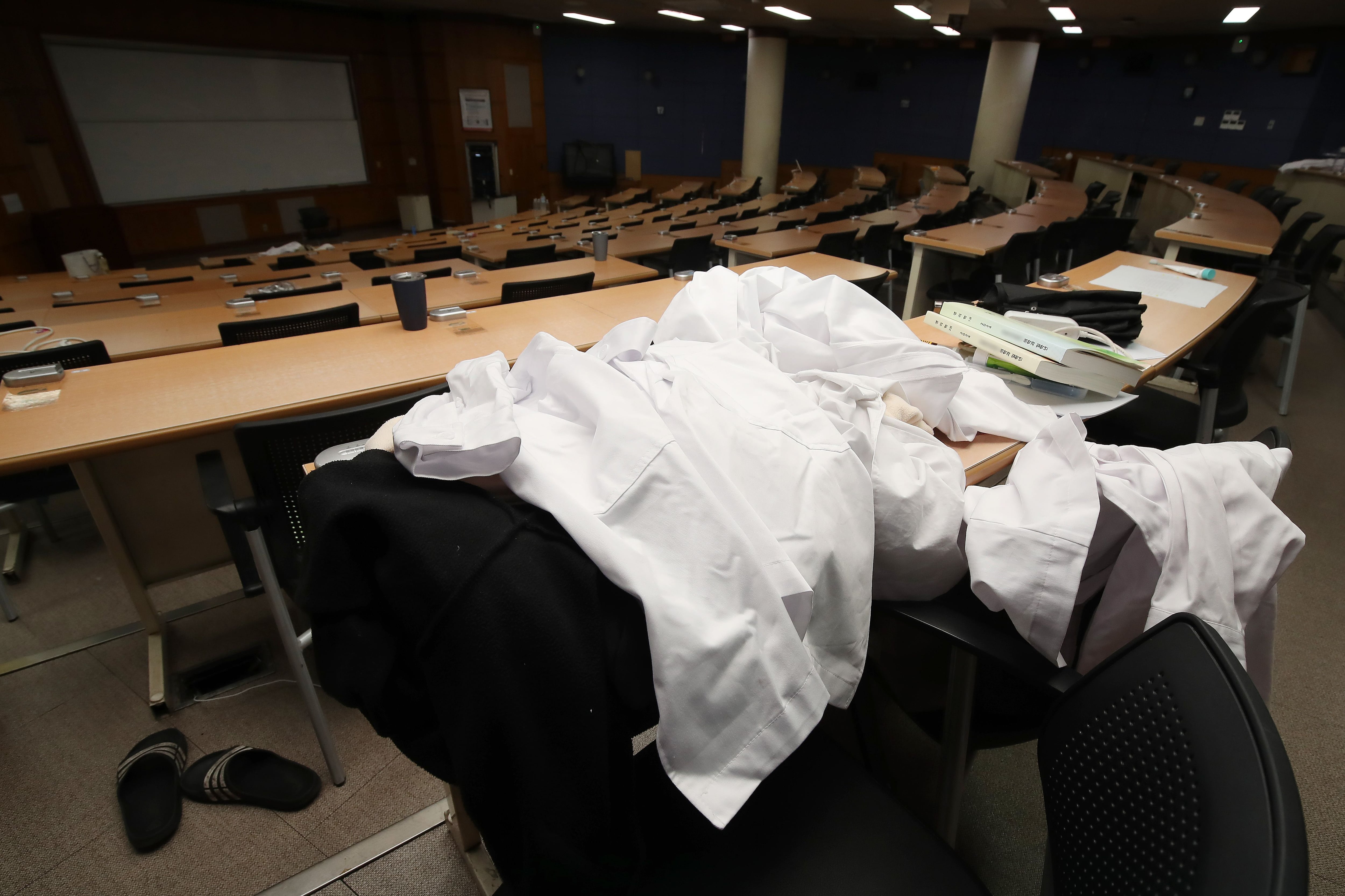 정부가 대학별 의과대학 정원 배분을 확정 발표한 가운데 지난 22일 대구의 한 의과대학 강의실이 의대 증원 정책에 반발하는 의대생들의 동맹휴학으로 텅 비어 있다./뉴스1