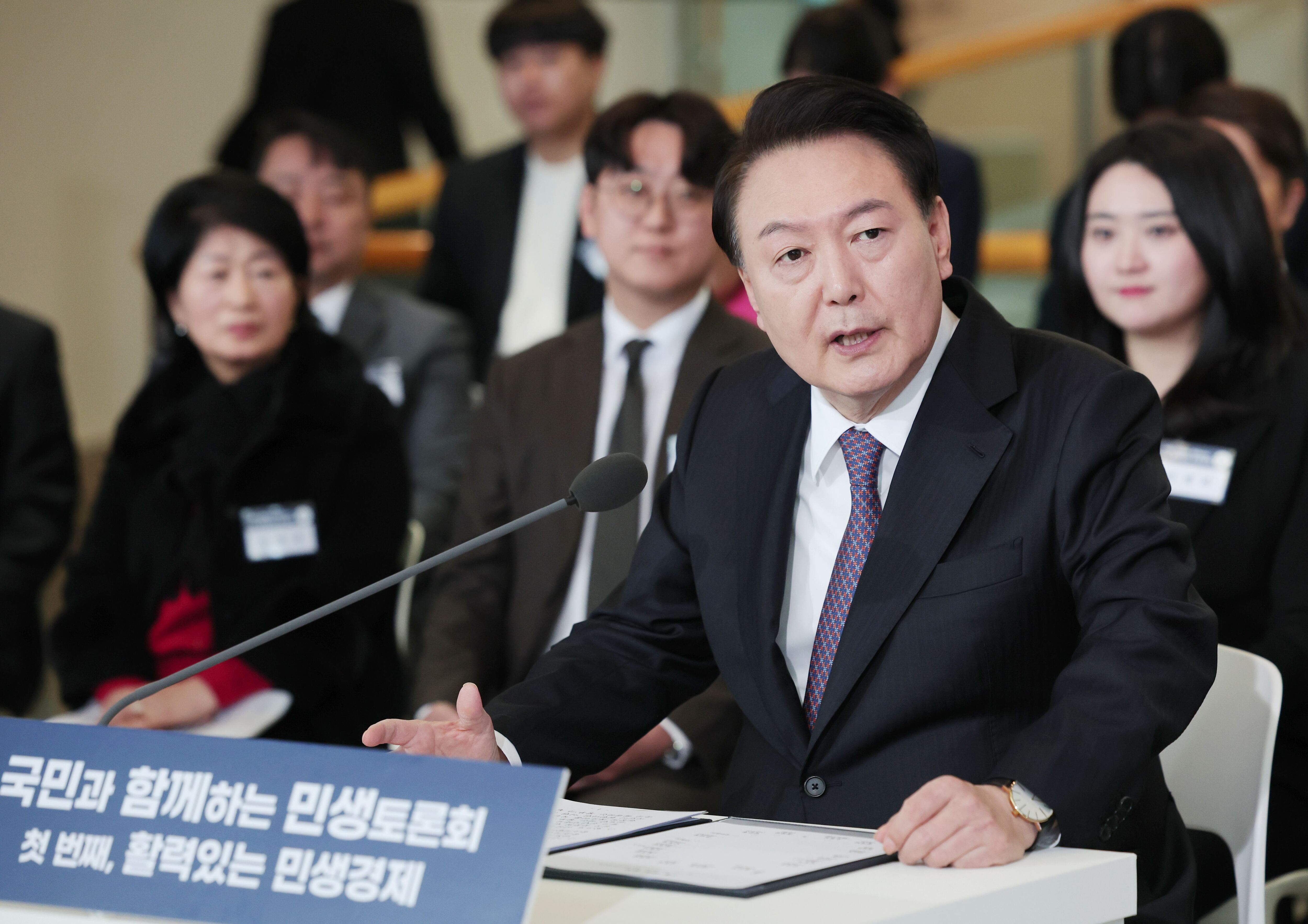 윤석열 대통령이 지난해 1월 4일 경기도 용인시 중소기업인력개발원에서 '국민과 함께하는 민생토론회' 형식으로 열린 기획재정부의 2024년 신년 업무보고에서 모두 발언을 하고 있다. /연합뉴스
