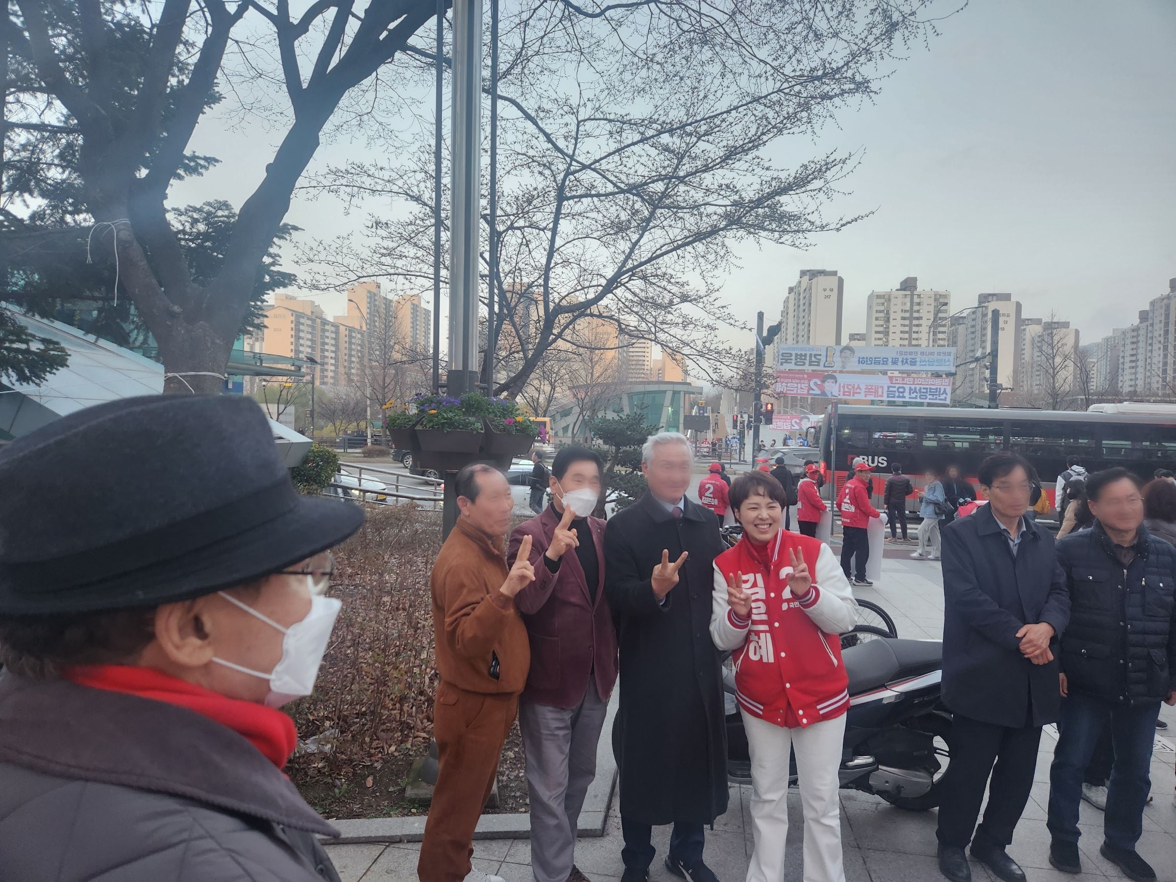 29일 오후, 경기 분당구 정자역 4번 출구 앞 김 후보의 퇴근길 유세 현장. /이소연 기자