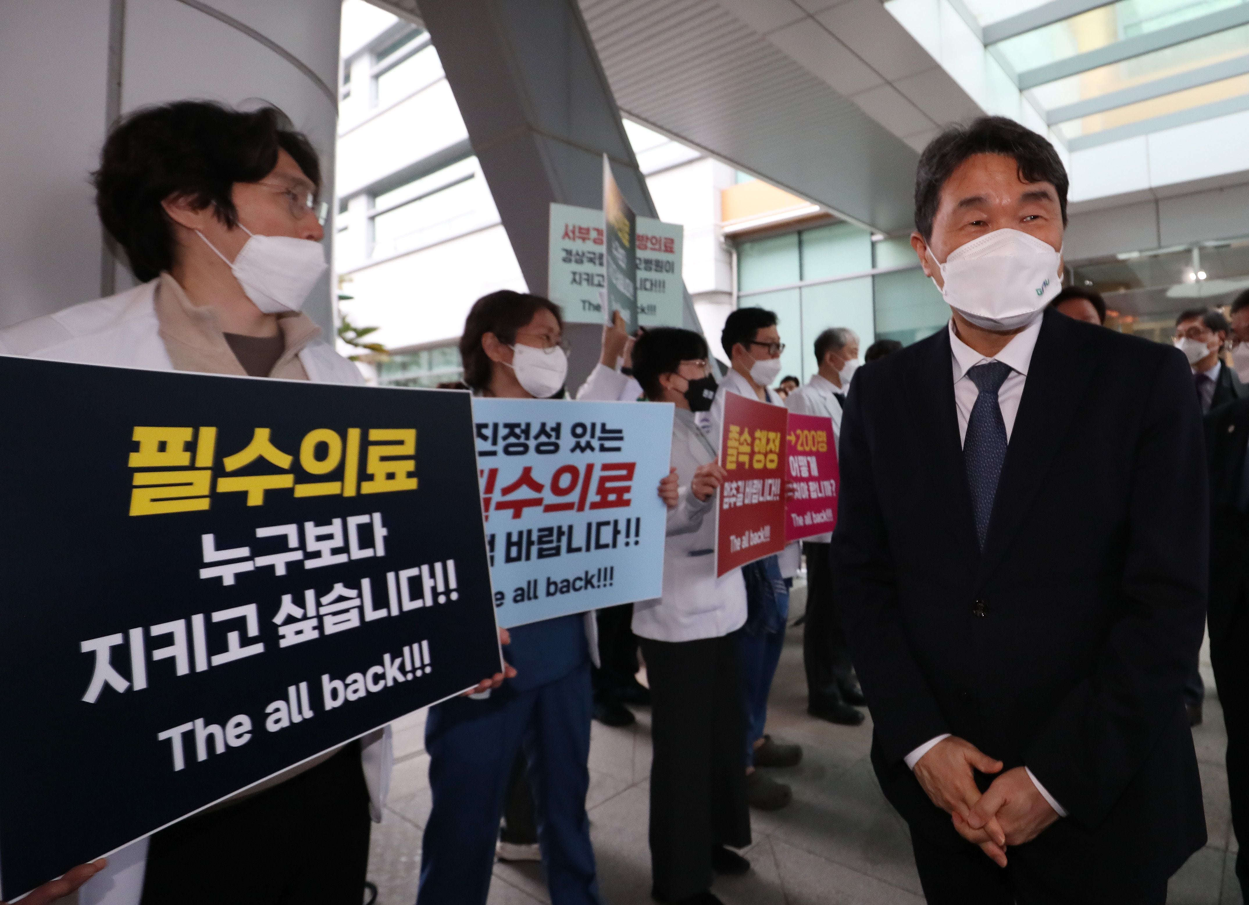 지난 25일 오후 경남 진주시 경상대학교병원 암센터 앞에서 경상대 의대 및 병원 교수 비상대책위원회 소속 교수진이 손피켓을 들고 이주호 사회부총리 겸 교육부 장관을 향해 구호를 외치고 있다. /뉴스1