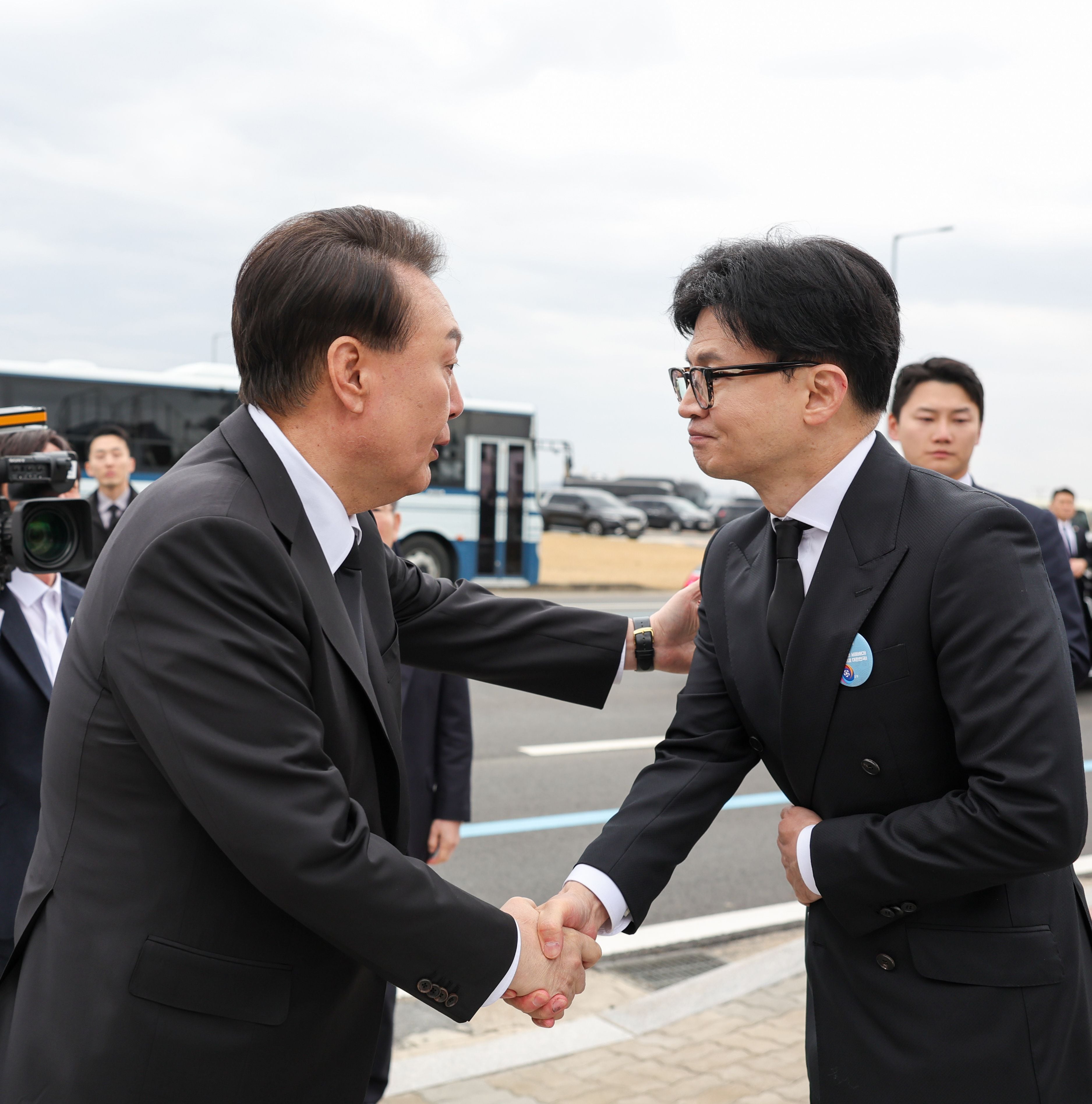 윤석열 대통령과 한동훈 국민의힘 비상대책위원장이 지난 22일 오후 경기 평택시 해군2함대사령부에서 열린 제9회 서해수호의 날 기념식에 참석해 악수하고 있다. /뉴스1