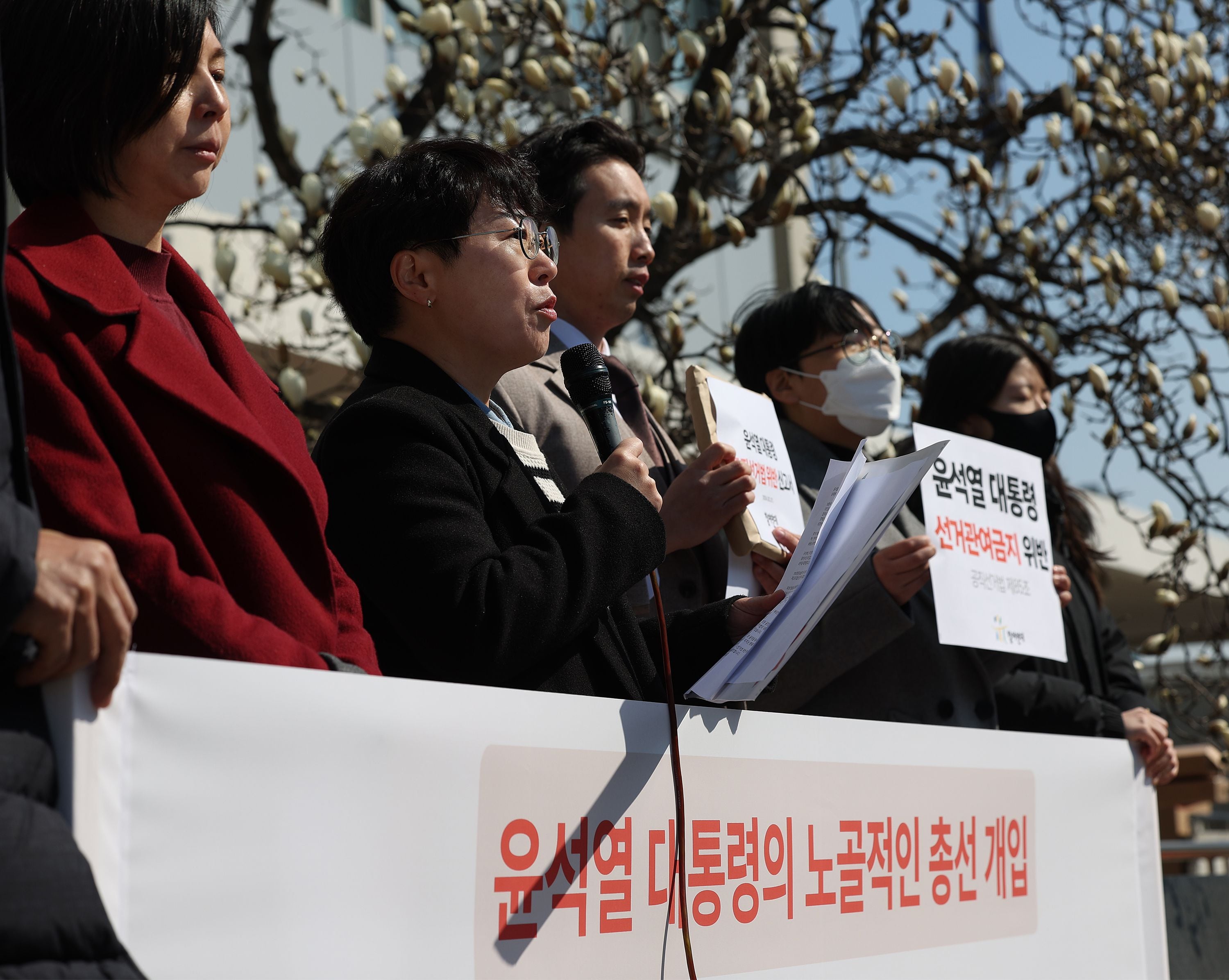 참여연대 회원들이 21일 서울 종로구 서울시선관위 앞에서 윤석열 대통령을 공직선거법 위반 혐의로 선관위에 신고하기에 앞서 브리핑을 하고 있다. /연합뉴스