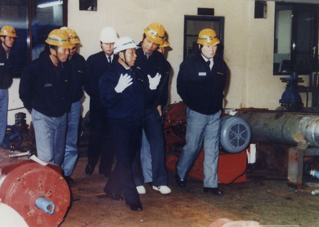 조석래 효성그룹 명예회장이 1990년 2월 직원들과 함께 HICO 창원공장을 순시하고 있다./효성 제공