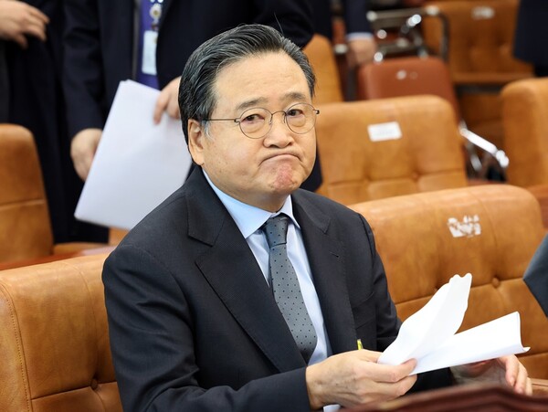 허영인 SPC그룹 회장이 지난해 12월 1일 오전 서울 여의도 국회 환경노동위원회에서 열린 '산업재해 관련 청문회'에 출석해 생각에 잠겨 있다. / 뉴스1