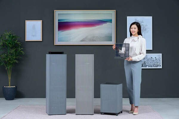 삼성전자 모델이 신제품을 소개하는 모습 / 삼성전자