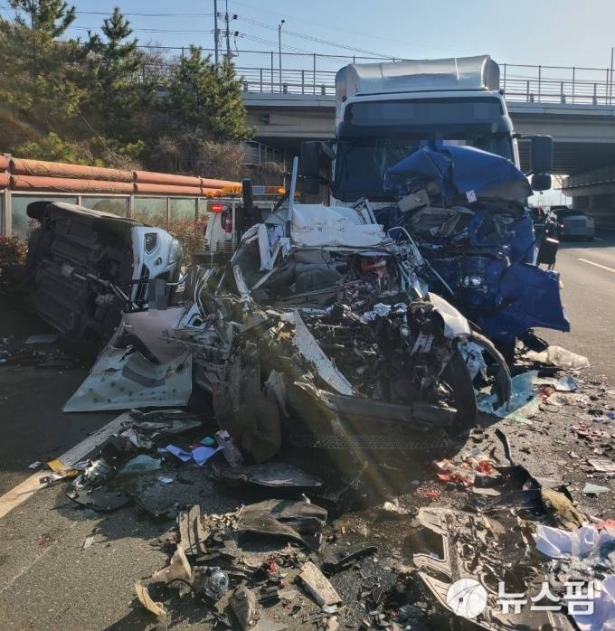 오늘자 남해고속도로 사고현장.jpg | 인스티즈