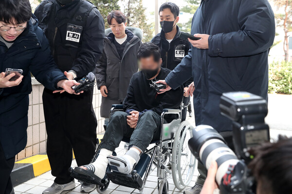 영장심사 출석하는 전직 군인 A씨 (사진 출처 : 뉴스1)