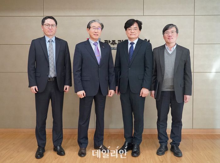 (왼쪽부터) 김상돈 GIST 교학부총장, 임기철 GIST 총장, 여주상 GIST 홀딩스 초대 대표이사, 김민곤 GIST 과학기술혁신사업단장. ⓒ광주과학기술원