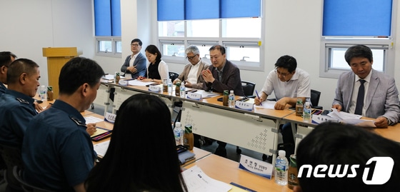 박인환 경찰제도발전위원장이 지난해 7월 서울 마포구 정신응급함동대응센터를 방문해 정신질환자·주취자 보호조치 관련 현장근무자들의 현장 의견을 청취하기 앞서 인사말을 하는 모습. © News1 허경 기자