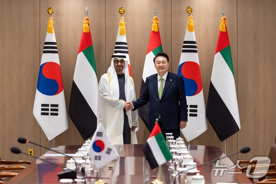 윤석열 대통령과 모하메드 빈 자이드 알 나흐얀 아랍에미리트(UAE)대통령이 29일 서울 용산 대통령실 청사에서 열린 한·UAE 정상회담에서 악수하며 기념촬영을 하고 있다. (대통령실 제공) 2024.5.29/뉴스1 © News1 송원영 기자