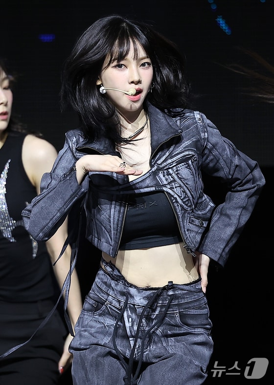 걸그룹 에스파의 카리나가 27일 오후 서울 용산구 한남동 블루스퀘어 마스터카드홀에서 열린 첫 정규 앨범 ‘Armageddon’(아마겟돈) 발매 기념 쇼케이스에서 열정적인 무대를 펼치고 있다. 2024.5.27/뉴스1 © News1 김진환 기자