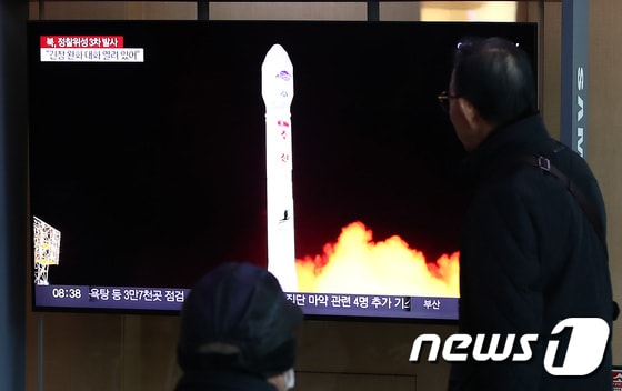 22일 오전 서울역에서 시민들이 북한의 3차 군사정찰위성발사 관련 뉴스를 시청하고 있다. (사진은 기사 내용과 무관함) / 뉴스1 © News1  2023.11.22/뉴스1 © News1 박세연 기자