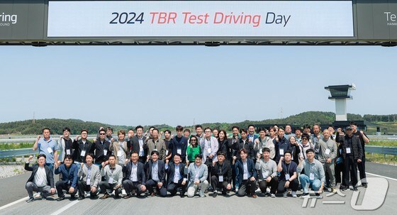‘2024 TBR(트럭·버스용 타이어) 테스트 드라이빙 데이’ 행사에서 참가자들이 단체사진을 찍고 있다. (한국타이어 제공) /뉴스1