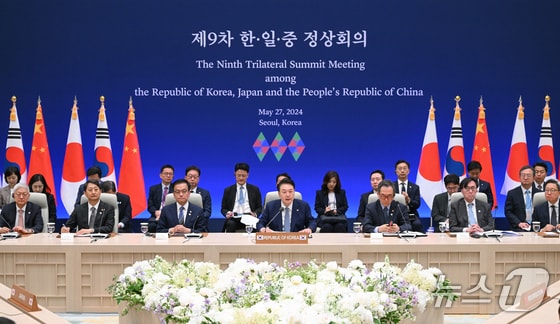 윤석열 대통령이 27일 청와대 영빈관에서 한·중·일 정상회의를 하고 있다. (대통령실 제공) 2024.5.27/뉴스1 © News1 송원영 기자