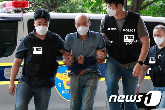 서울 지하철 2호선 합정역 방면으로 향하는 지하철 안에서 흉기를 휘둘러 승객 2명을 다치게 한 50대 남성이 21일 서울 마포구 서부지방법원에서 열린 영장실질심사에 출석하고 있다. 2023.8.21/뉴스1 © News1 안은나 기자