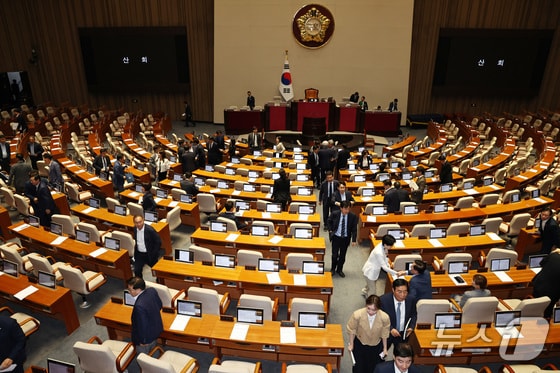 28일 오후 서울 여의도 국회에서 열린 제21대 국회 본회의를 마친 의원들이 산회 후 회의장을 나서고 있다. 2024.5.28/뉴스1 © News1 구윤성 기자