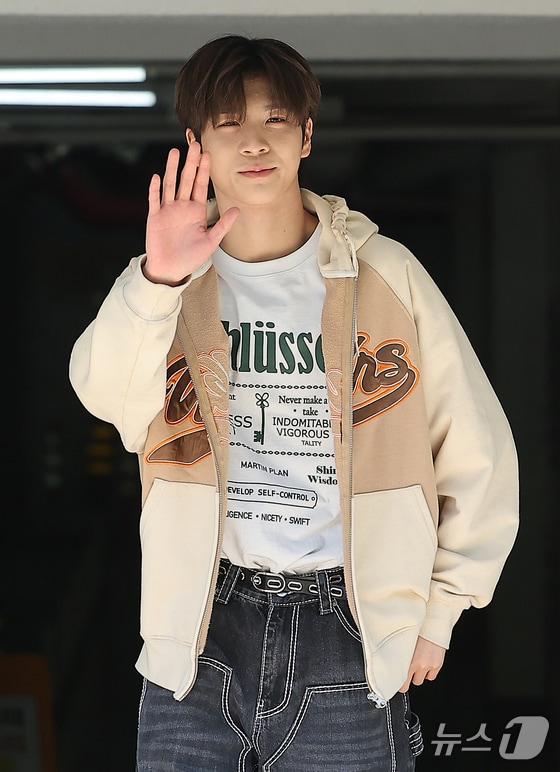 가수 정동원이 27일 오전 서울 영등포구 여의도 KBS에서 열리는 라디오 '박명수쇼'에 참석하며 팬들에게 인사를 하고 있다. 2024.5.27/뉴스1 © News1 김진환 기자