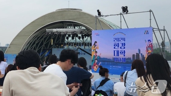 25일 오후 4시 서울 여의도한강공원 인근 대학가요제가 열리는 현장에 사람들이 미리 자리를 잡고 있다. 2024.05.25 © 뉴스1 김예원 기자