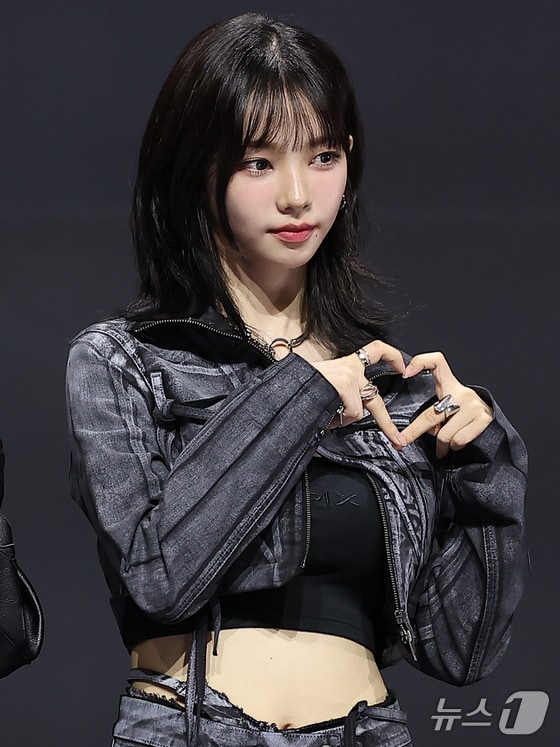 걸그룹 에스파의 카리나가 27일 오후 서울 용산구 한남동 블루스퀘어 마스터카드홀에서 열린 첫 정규 앨범 ‘Armageddon’(아마겟돈) 발매 기념 쇼케이스에 참석해 포즈를 취하고 있다. 2024.5.27/뉴스1 © News1 김진환 기자