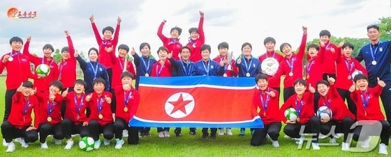 (평양 노동신문=뉴스1) = 북한 노동당 기관지 노동신문은 28일 2024년 아시아축구연맹 17살 미만(U-17) 여자 아시아컵경기대회에서 1등을 차지한 선수들을 조명하면서 