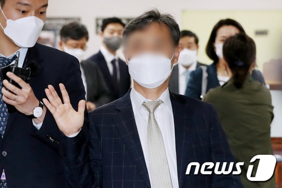 '버닝썬 사태' 당시 클럽과의 유착 의혹이 제기돼 특정범죄 가중처벌 등에 관한 법률위반 등의 혐의로 1심서 무죄를 선고 받은 윤규근 총경이 20일 오후 서울 서초구 서울고등법원에서 열리는 항소심 선고 공판에 출석하고 있다. 2021.5.20/뉴스1 © News1 민경석 기자