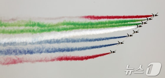 공군 특수비행팀 블랙이글스가 29일 오전 서울 용산구 대통령실에서 열린 무함마드 빈 자예드 알 나흐얀 아랍에미리트(UAE) 대통령 환영식을 축하하기 위해 서울 상공을 비행하고 있다. 윤석열 대통령은 이날 서울 용산 대통령실에서 공식 환영식을 시작으로 알 나흐얀 대통령과의 정상회담 일정에 돌입한다. 2024.5.29/뉴스1 © News1 신웅수 기자