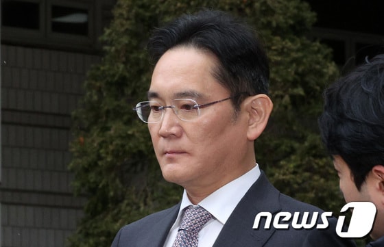 이재용 삼성전자 회장이 지난 2월 서울중앙지법에서 열린 자본시장과 금융투자업에 관한 법률 위반 등 혐의 1심 재판에서 무죄를 선고받고 법원을 나서고 있다. 2024.2.5/뉴스1 © News1 장수영 기자