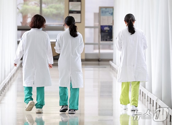  26일 서울 시내의 한 대학병원에서 의료진이 발걸음을 옮기고 있다. 2024.5.26/뉴스1 © News1 김진환 기자