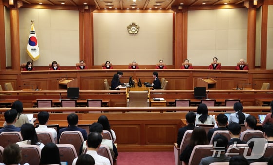 이종석 헌법재판소장을 비롯한 헌법재판관들이 30일 서울 종로구 헌법재판소 대심판정에서 열린 5월 심판사건 선고를 위 자리하고 있다. 2024.5.30/뉴스1 © News1 오대일 기자