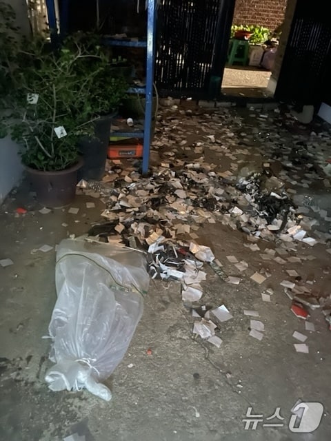 합동참모본부는 북한의 대남전단으로 추정되는 '미상물체'가 경기·강원 접적지역 일대에서 식별됐다고 29일 밝혔다. 전국 곳곳에서 북한이 보낸 것으로 추정되는 대남 '휴지짝·오물짝'을 발견했다는 목격담이 이어졌다. 사진은 서울지역에서 발견된 북한 대남풍선. (합동참모본부 제공) 2024.5.29/뉴스1