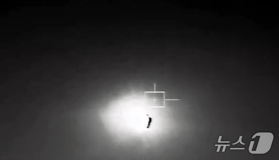 북한이 27일 밤 탄도미사일 기술을 이용한 군사정찰위성 발사를 감행했으나 로켓의 공중 폭발로 실패했다. 사진은 이날 서북도서지역의 우리 경비함정의 감시장비로 촬영한 북 주장 군사정찰위성 폭발 실시간 영상 캡처. (합참 제공) 2024.5.28/뉴스1