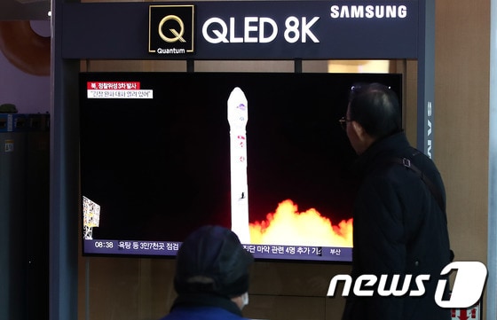 22일 오전 서울역에서 시민들이 북한의 3차 군사정찰위성발사 관련 뉴스를 시청하고 있다. (사진은 기사 내용과 무관함) / 뉴스1 © News1 2023.11.22/뉴스1 © News1 박세연 기자