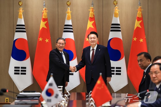 윤석열 대통령이 26일 용산 대통령실 청사에서 열린 한중 양자회담에서 리창 중국 총리와 기념촬영을 하고 있다. (대통령실 제공) 2024.5.26/뉴스1 © News1 오대일 기자