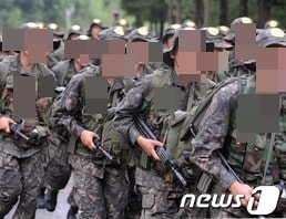 무장구보 훈련을 받고 있는 용사들.  (사진은 기사 내용과 무관함) / 뉴스1 © News1