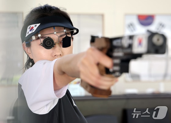 25m 권총에 출전하는 사격 대표팀 김예지가 27일 충북 진천국가대표선수촌에서 열린 '제33회 파리 올림픽 사격 국가대표 미디어데이'에서 훈련을 하고 있다. 2024.5.27/뉴스1 © News1 이동해 기자