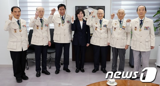 강정애 국가보훈부 장관이 25일 서울 강동구 호국영웅보훈회관에서 ‘영웅의 제복’ 액자 헌정식을 마친 뒤 손희원 대한민국6·25참전유공자회장을 비롯한 참전용사들과 기념촬영을 하고 있다. 2024.1.25/뉴스1 © News1 이동해 기자