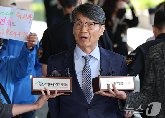 김건희 여사의 명품 가방 수수 의혹과 관련해 주거 침입과 청탁금지법 위반 혐의 등을 받는 최재영 목사가 13일 오전 서울 서초구 서울중앙지방검찰청에 열리는 피의자 조사에 출석하며 입장을 밝히고 있다. 2024.5.13/뉴스1 © News1 김도우 기자