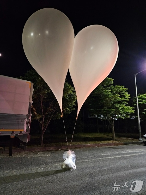 합동참모본부는 북한의 대남전단으로 추정되는 '미상물체'가 경기·강원 접적지역 일대에서 식별됐다고 29일 밝혔다. 전국 곳곳에서 북한이 보낸 것으로 추정되는 대남 '휴지짝·오물짝'을 발견했다는 목격담이 이어졌다. 사진은 충남지역에서 발견된 대남전단 풍선 추정 물체. (합동참모본부 제공) 2024.5.29/뉴스1