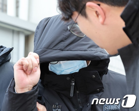 롤스로이스 돌진 사건 가해자에게 마약류를 처방한 혐의를 받는 40대 염 모 씨가 서울 서초구 서울중앙지법에서 열린 구속 전 피의자 심문(영장실질심사)을 마친 뒤 법원 밖으로 나가고 있다. 2023.12.27/뉴스1 © News1 장수영 기자