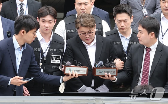'음주 뺑소니' 혐의를 받는 가수 김호중이 24일 서울 서초구 서울중앙지방법원에서 열린 구속 전 피의자 심문(영장실질심사)을 마친 후 호송 차량으로 이동하고 있다. 2024.5.24/뉴스1 © News1 김성진 기자