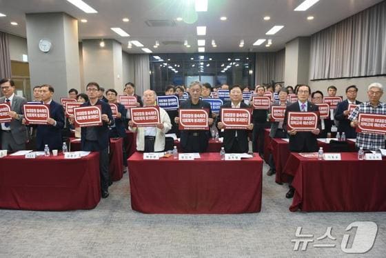 전북의사회 소속 70여명의 이사진은 지난 23일 집회를 열고 정부가 부당한 의대증원 정책에 저항하는 의대생들과 전공의들을 범죄자로 몰아가고 있다며 '의대증원'을 원점에서 재논의 하라고 목소리를 높였다.(전북의사회 제공)