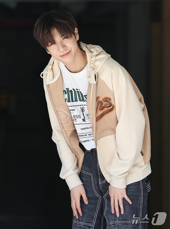 가수 정동원이 27일 오전 서울 영등포구 여의도 KBS에서 열리는 라디오 '박명수쇼'에 참석하며 팬들에게 인사를 하고 있다. 2024.5.27/뉴스1 © News1 김진환 기자