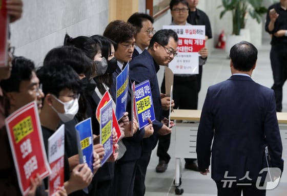 27일 전북자치도 전주시 전북대학교 대학본부 회의실 앞에서 전북대 의과대학 학생과 교수들이 의대증원 반대 피켓시위를 벌이고 있다. /뉴스1 © News1 유경석 기자