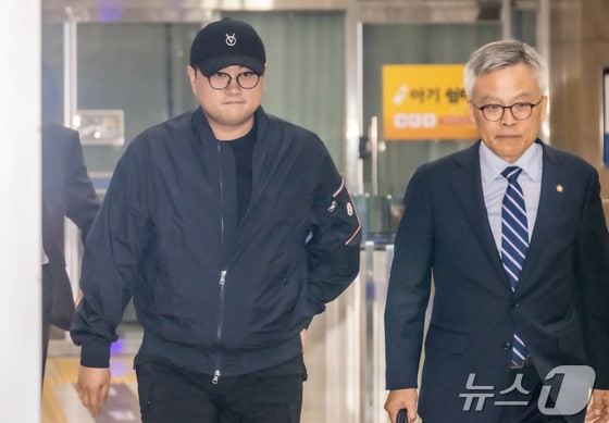 뺑소니 혐의와 음주 운전 의혹을 받는 트로트 가수 김호중이 21일 오후 서울 강남경찰서에서 조사를 마치고 나오고 있다. (공동취재) 2024.5.21/뉴스1 © News1 김민지 기자