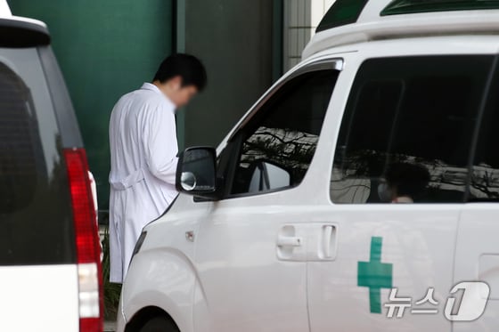 의대 증원을 놓고 정부와 의료계의 입장이 평행선을 달리고 있는 24일 서울 시내의 한 대학병원에서 의료진이 발걸음을 옮기고 있다. 2024.5.24/뉴스1 © News1 이승배 기자