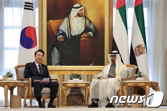 윤석열 대통령이 지난해 1월 15일(현지시간) 아랍에미리트(UAE) 아부다비 카사르 알 와탄에서 열린 모하메드 빈 자이드 알 나하얀 UAE 대통령과의 확대회담에서 발언하는 모습. (대통령실 제공) 2023.1.16/뉴스1 © News1 안은나 기자