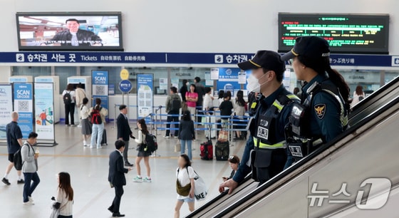경찰이 24일 오전 서울 중구 서울역 대합실에서 순찰을 하고 있다. 지난 22일 한 인터넷 커뮤니티에 서울역 칼부림 예고글이 올라온 가운데 경찰과 철도경찰 등은 만일의 사고를 대비해 순찰을 강화한다고 밝혔다. 경찰은 해당 글을 올린 작성자를 추적중이다. 2024.5.24/뉴스1 © News1 장수영 기자