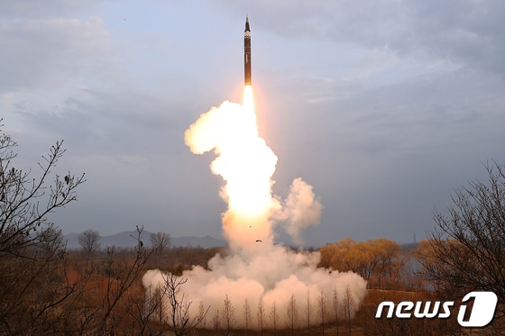 (평양 노동신문=뉴스1) = 북한 탄도미사일 발사 장면. [국내에서만 사용가능. 재배포 금지. DB 금지. For Use Only in the Republic of Korea. Redistribution Prohibited] rodongphoto@news1.kr